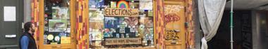 boutique avec affiches éléctorales animaux