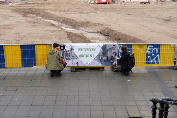 Guillaume et Giulietta installant une bâche