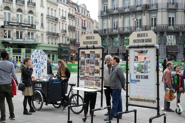 Bureau de la participation sauvage installation with onlookers.