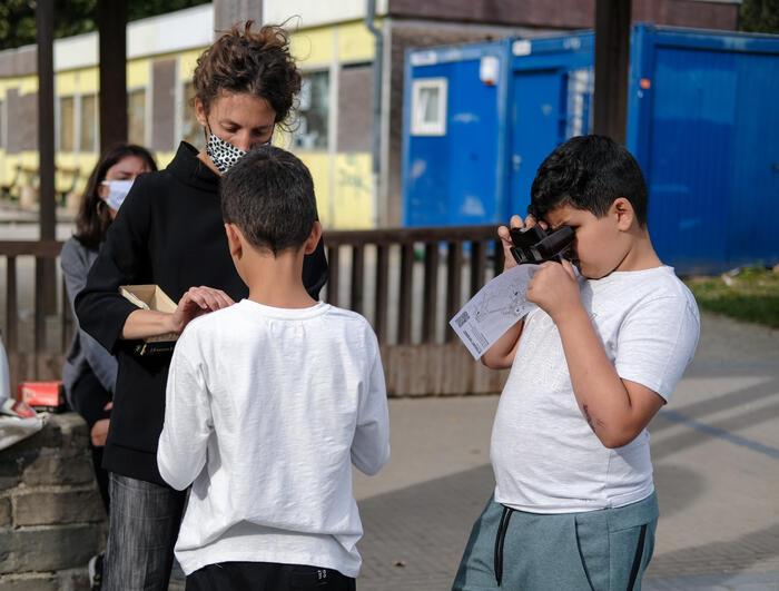 Children testing the viewer in Evere