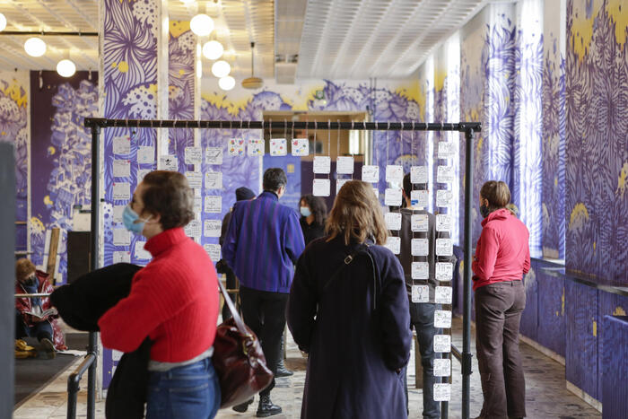 The gate of participation: beer sous-bock on which the methods of the different participants are written are hang from a tubular structure.